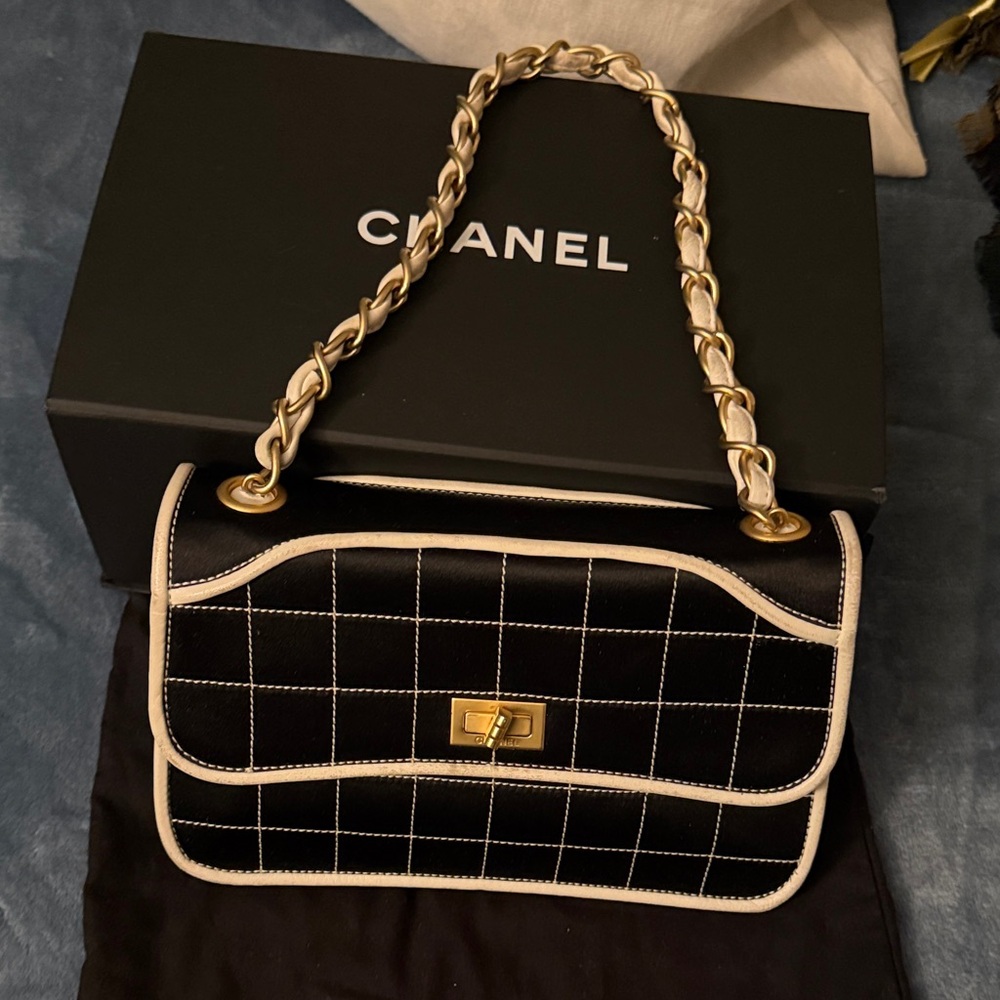 CHANEL Black and White Quilted Shoulder Bag with Gold Chain - Picture 13 of 15